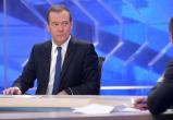 Дмитрий Медведев посоветовал хранить сбережения в рублях
