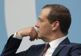 Путин разрешил Медведеву с супругой завести дипломатические паспорта