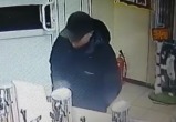Момент кражи дорогого магнита в вологодском кафе попал на видео