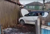 Юная автоледи из Череповца снесла забор и врезалась в гараж на набережной Белозерска