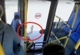 Пенсионерку из Череповца зажало дверью автобуса: пожилую женщину протащили прямо по асфальту