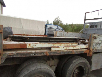 Два череповчанина украли борт у грузовика на базе (ФОТО)