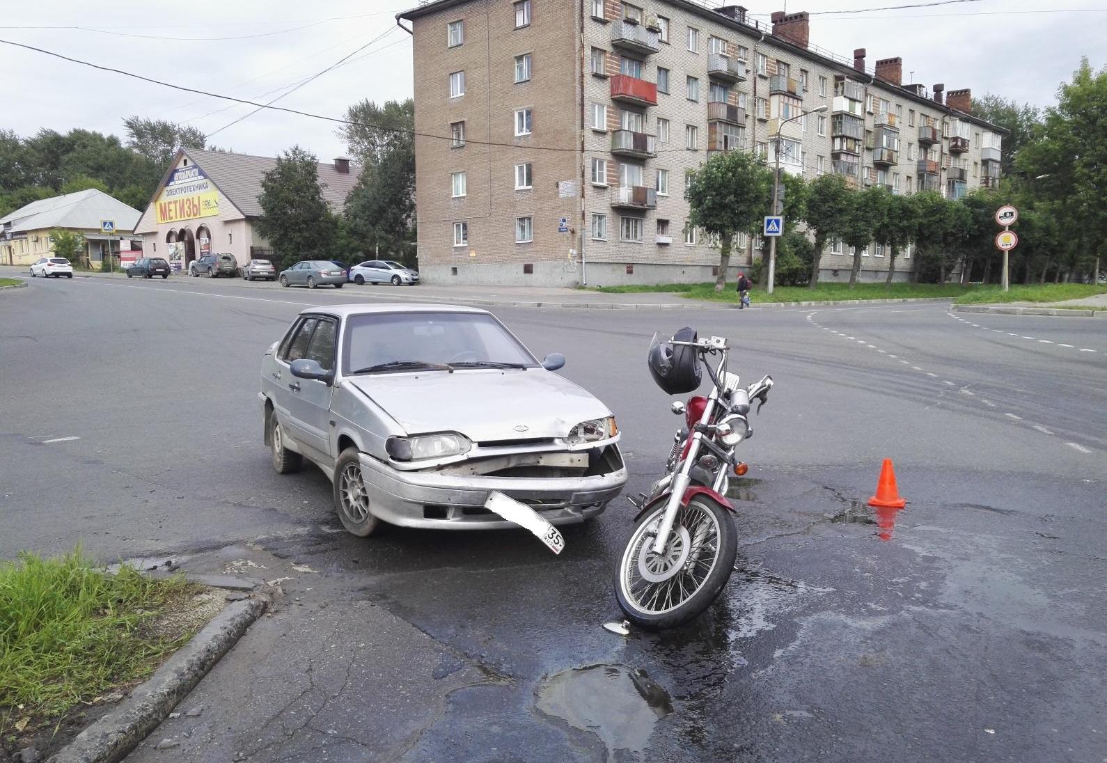 В Череповце мотоциклистка спровоцировала аварию