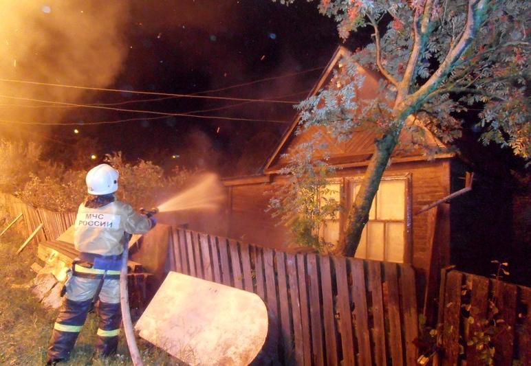 В Череповце сгорели дача и баня: ущерб составил один миллион