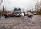 На Северном шоссе грузовик протаранил легковушку: пострадали двое