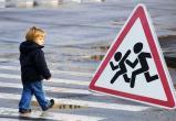 Дети едва не попали под иномарку на автобусной остановке в Череповце (ВИДЕО) 