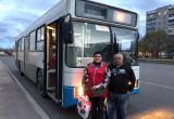 Наше "солнышко": 50 пассажиров написали просьбу поощрить водителя и кондуктора городского автобуса