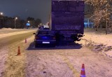 Автоледи сломала нос, врезавшись в припаркованную фуру в Череповце (ФОТО)