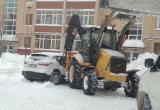 В Череповце снегоуборочный трактор наехал на припаркованный во дворе автомобиль