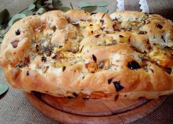 Фокачча - итальянский хлеб с луком и сыром