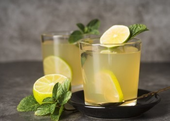 Летние напитки: домашний лимонад и малиновый коктейль – рецепты на скорую руку