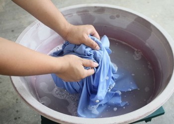 Почему опасно стирать белье в горячей воде?
