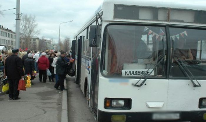 Номера автобусов до кладбища. Кладбище автобусов Красноярск. Автобус до кладбища. Автобус на родительский день. Автобусы э на кладбище.