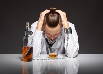 «Не надо строить иллюзий»: эксперт оценил опасность больших доз алкоголя