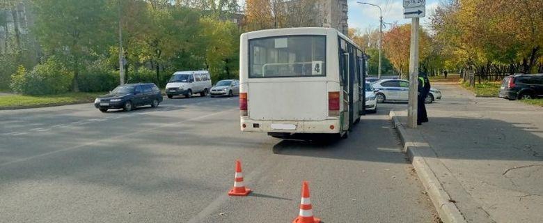 Автобус 3 череповец. В Череповецком автобусе травмировалась пенсионерка. Фото из автобуса днем Череповец.