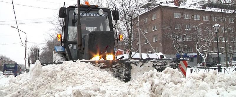 В Череповце уборке снега во дворах мешают автомобили жителей