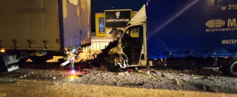 Уснувший за рулем житель Ленобласти врезался в грузовик череповчанина и попал в больницу