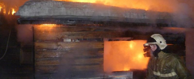 Восемнадцать пожарных пытались спасти загоревшуюся баню под Череповцом