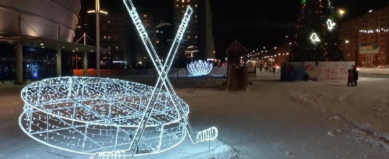 В Зашекснинском районе установили новогоднюю шайбу и елку со световым шатром