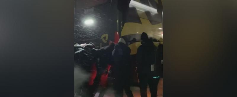 Хоккеистам минского "Динамо" пришлось вытаскивать автобус из череповецких снежных завалов 