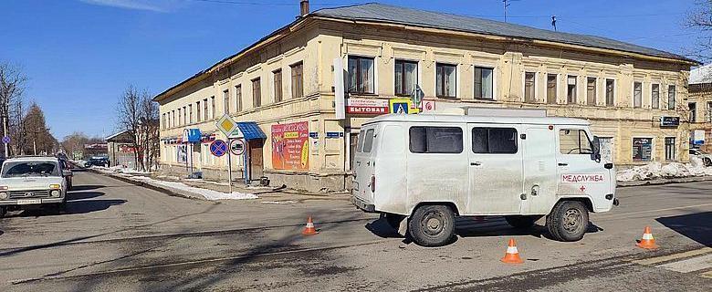 В Вологодской области медсестра выпала на трассу прямо из машины скорой помощи