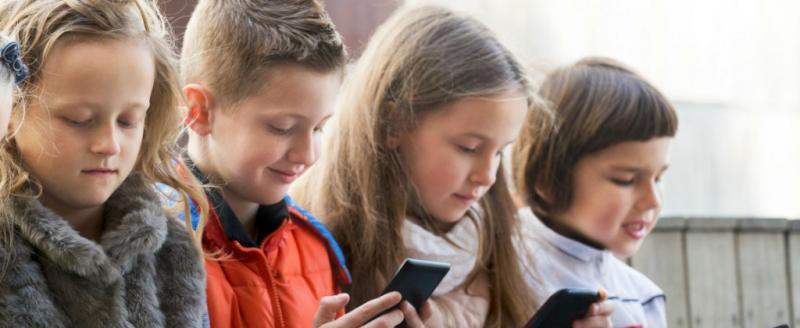 У учеников российских школ будут отбирать телефоны перед входом в кабинеты