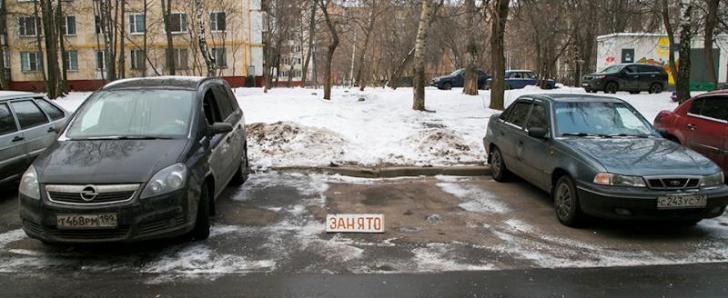 Битва за парковочное место в одном из дворов Череповца закончилась порчей чужого автомобиля