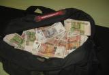 Два вора из Череповца прямо в торговом центре украли у иностранца сумку с деньгами