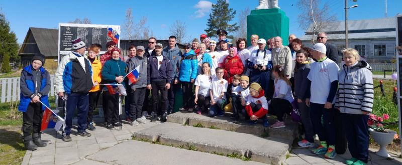 Глава Череповецкого района Роман Маслов побежал по деревням возлагать цветы к мемориалам