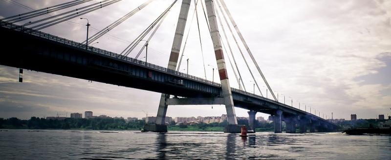 14-летнюю девочку, упавшую с Октябрьского моста в Череповце, пока не могут найти