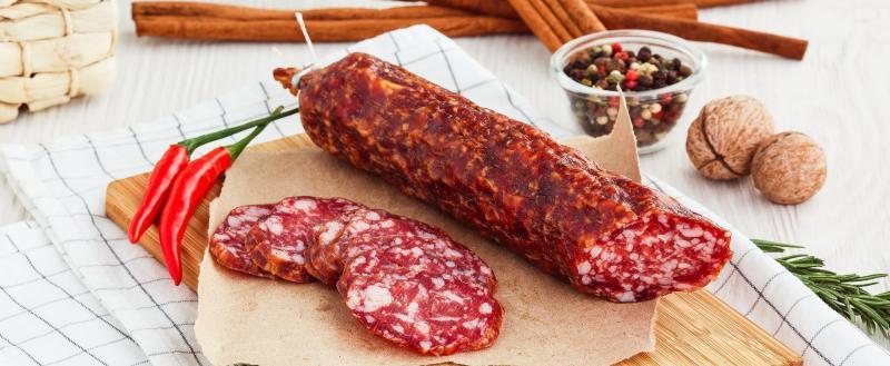 Сырокопченые колбасы на любой вкус от «Вологодского мясодела» станут украшением вашего стола