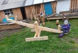 Жители поселка на северо-востоке Вологодчины решили самостоятельно сделать парк с детской площадкой