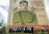 В Кадникове на фасаде многоквартирного дома открыли гигантский портрет героя-фронтовика