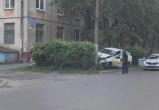 В центре Череповца таксист врезался в столб
