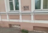 Испачканного краской распространителя нелегальной рекламы задержали минувшей ночью в Череповце