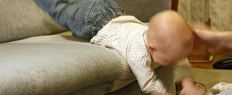 В Череповце из-за беспечного отца двухмесячный ребенок свалился с дивана на пол