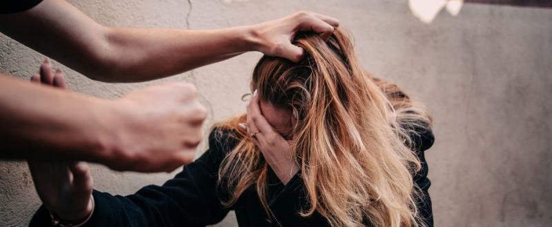 Интернет-знакомый несколько дней подряд избивал 20-летнюю девушку на даче под Вологдой