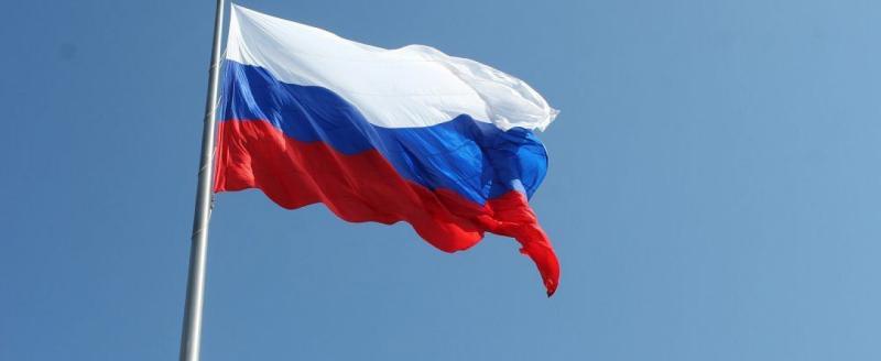 Еженедельную церемонию поднятия флага в российских школах расписали по минутам: что нужно делать?