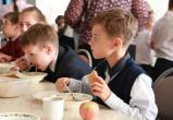 Часть российских школьников с нового учебного года обеспечат бесплатным двухразовым питанием