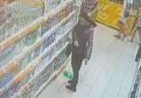 Череповчанка намеренно разбила восемь бутылок с алкоголем в одном из супермаркетов ЗШК