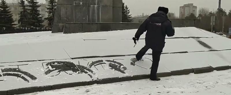 Череповчанку оштрафовали на 30 тысяч рублей за пацифистские лозунги на снегу