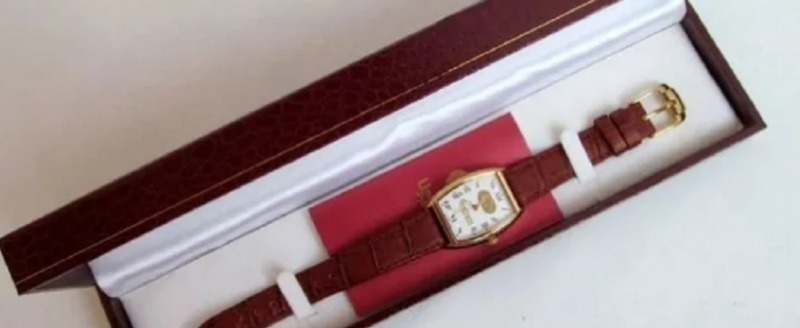 Жительница Вологодчины продает часы с автографом бывшей супруги Владимира Путина
