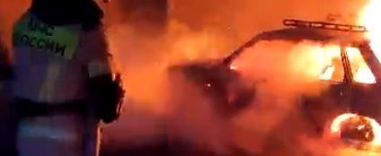 Легковушка сгорела накануне вечером на улице Маяковского в Череповце