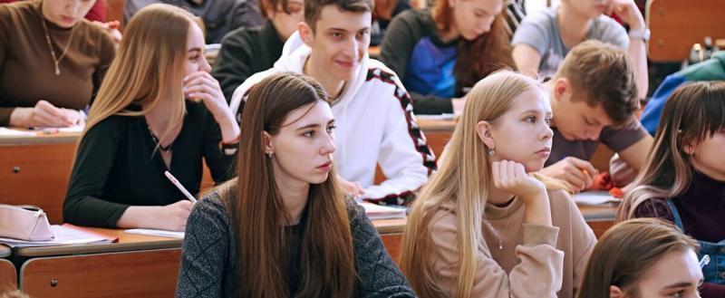 Студентам российских вузов могут поднять стипендию до уровня МРОТ