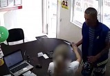В Вологодской области налетчик с ножом ограбил офис микрозаймов, связав сотрудницу
