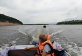 В Вологодской области спасли мальчика и двух взрослых рыбаков, утопивших мотор собственной лодки