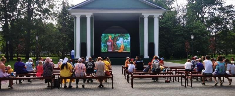 В Соляном саду Череповца в августе покажут "Обыкновенное чудо" и "Служебный роман"