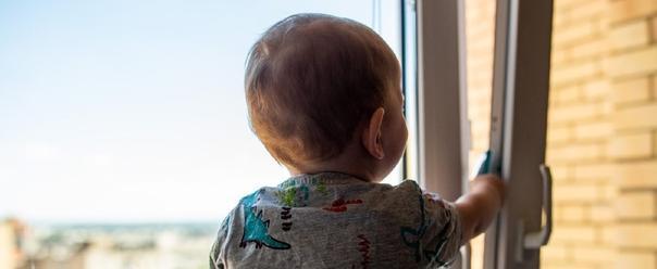 В Череповце суд простил мать, по вине которой из окна детского сада выпал ребенок