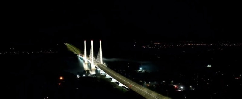 В Череповце зажгли подсветку нового моста