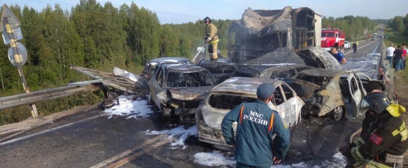 В массовом ДТП в Кирилловском районе заживо сгорел молодой мужчина